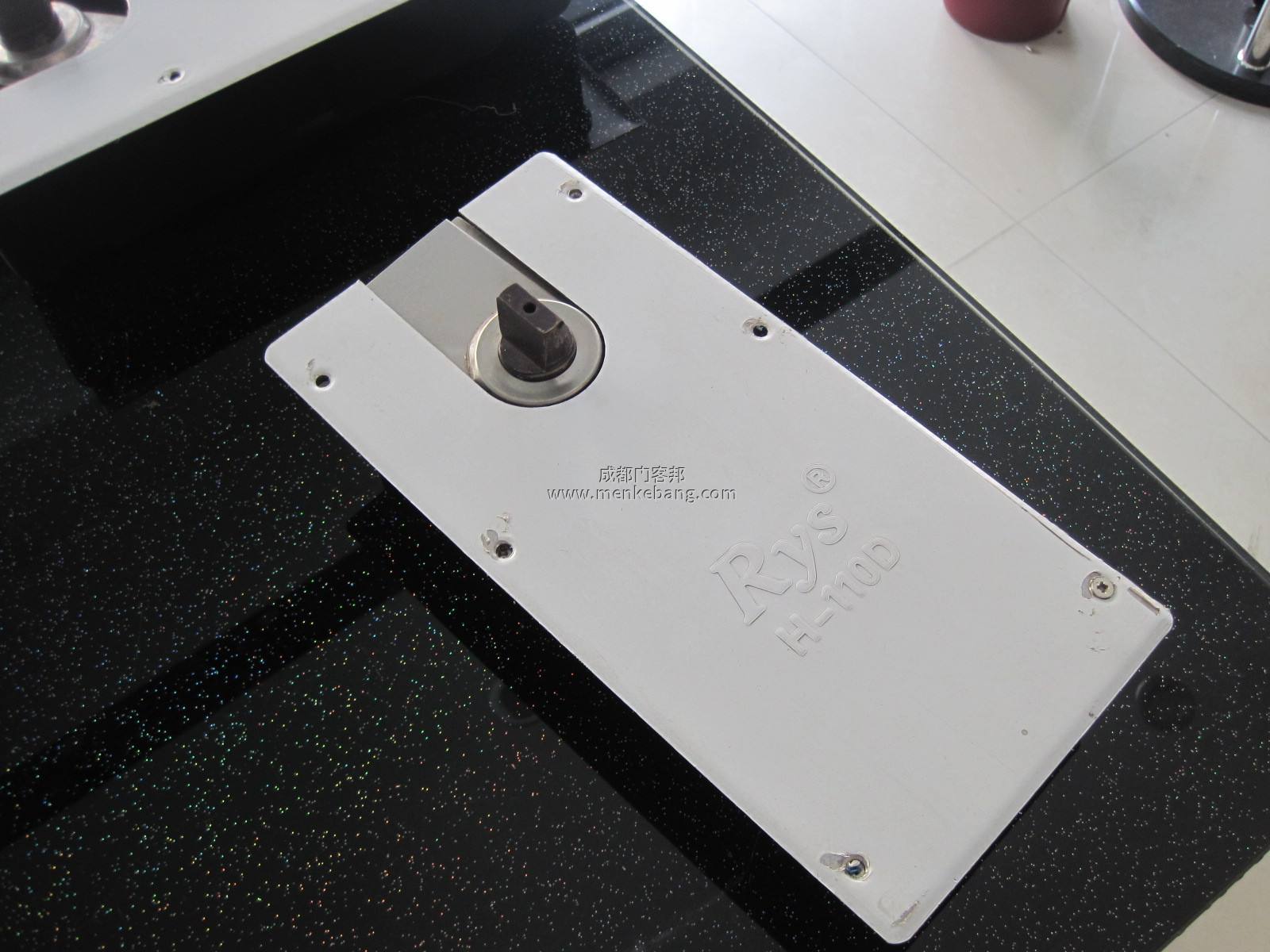 成都玻璃門地彈簧價格是多少錢，上門安裝更換價格